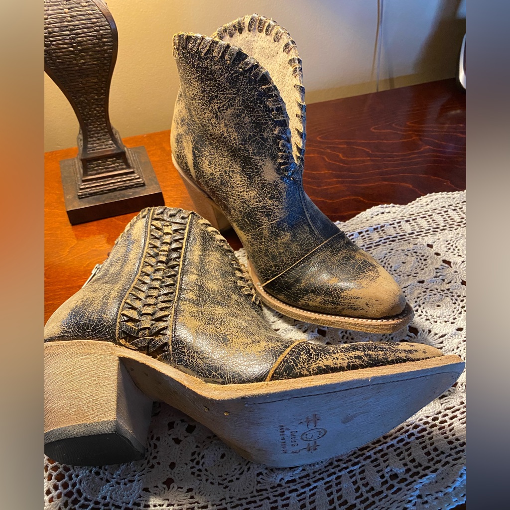 Distressed Bootie Black/Brown Distressed